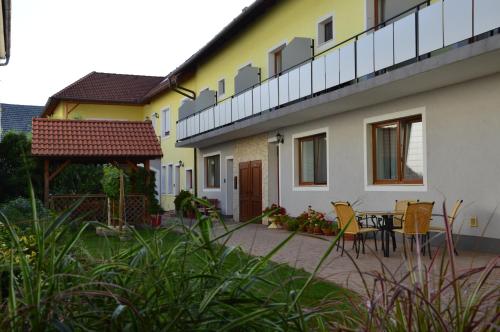 Weingut & Gästehaus Dombi Weiss, Pension in Podersdorf am See