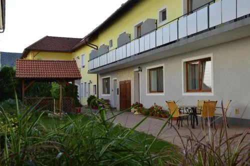 Weingut & Gästehaus Dombi Weiss in Podersdorf am See, Österreich