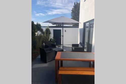 neu, modern 'OLIVE' FerienwohnenAmSee fur 4 Wohnraum mit Schlafcouch und sep Schlafzimmer