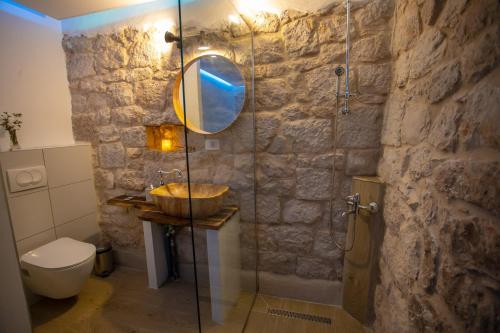 Charming stone house with private pool & jacuzzi - Holiday Home Vera