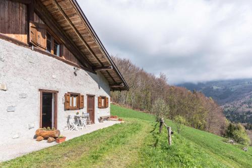Baita Rustica immersa nel verde gîte à louer Bersone