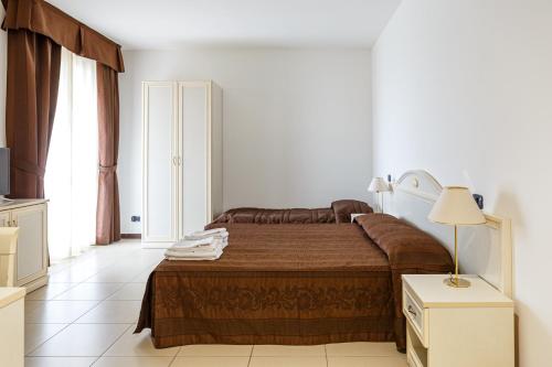 1 queen bed, 1 twin bed