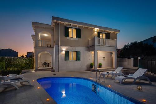 Villa Kami - 4 stars villa, Heated pool – khách sạn tại Grebastica