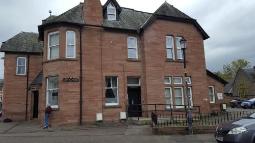 ทัศนียภาพภายนอกโรงแรม, Flat 1 Castlebank house Flats in ดิงเวล