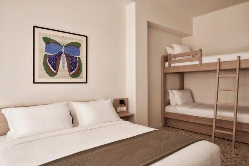 2 twin beds, 3 bunk beds
