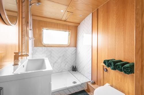 The Four Sisters Boatel - Houseboat - image 2