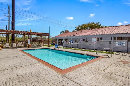 อเมริกัส เบสต์ แวลู อินน์ โคลัมบัส, TX (Americas Best Value Inn Columbus, TX) in โคลัมบัส (TX)