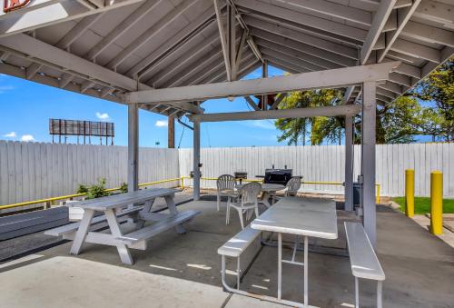 อเมริกัส เบสต์ แวลู อินน์ โคลัมบัส, TX (Americas Best Value Inn Columbus, TX) in โคลัมบัส (TX)