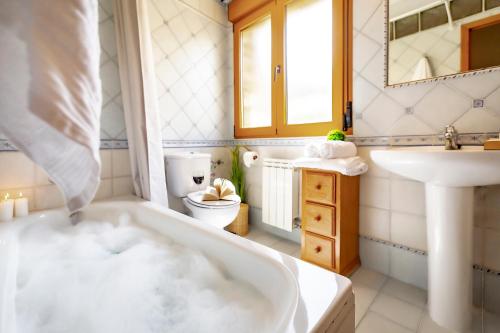 Vannas istaba, AQUI Casa Zaorejas in Zaorejas
