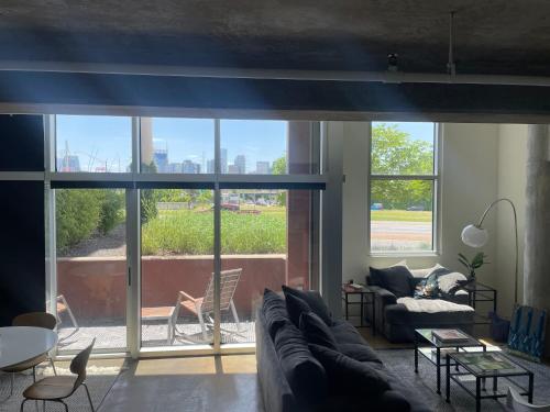 Artsy Chic 1BR Condo 30day min with WiFi AC Parking TV Furnished Rooftop in Nashville, USA