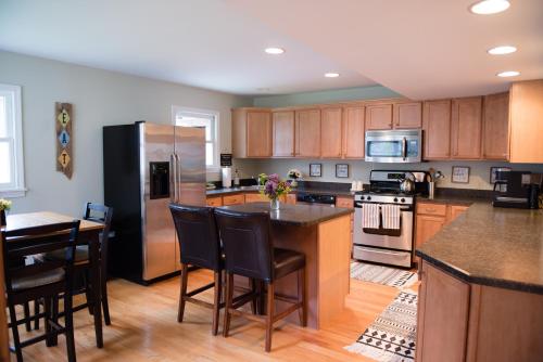 Stunning Lake Front! Modern+Chic+Cosy pet friendly in 洛厄爾 (VT)