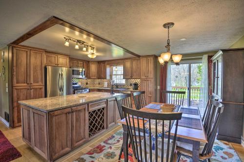 Comfy Romulus Home with Deck - Walk to Beach! - image 2