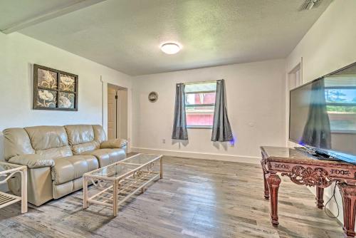 Sunny Homosassa Escape with Shared Lanai and Yard - image 3