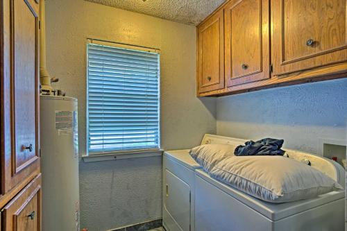 Charming Apt - 15 Miles to Downtown Dallas!