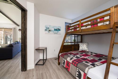 Blue Jay Retreat - Amazing condo located in the heart of Boulder Bay Pool and hot tub! - image 3