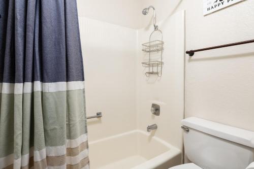Blue Jay Retreat - Amazing condo located in the heart of Boulder Bay Pool and hot tub! - image 5