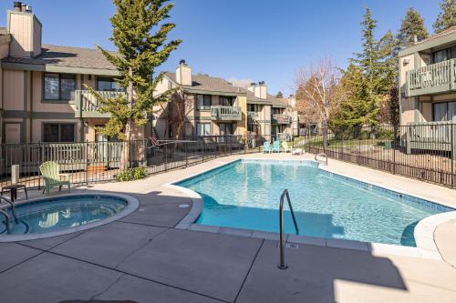 Blue Jay Retreat - Amazing condo located in the heart of Boulder Bay Pool and hot tub! - image 7
