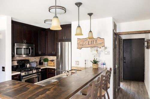 Blue Jay Retreat - Amazing condo located in the heart of Boulder Bay Pool and hot tub! - image 8