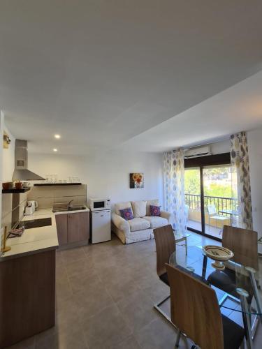 apartamento con piscina a unos metros de la playa