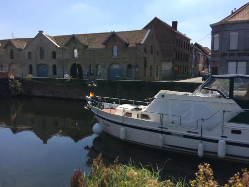 COTTAGE ON THE CANAL