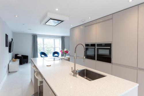 Immaculate Central Windsor Town House with parking photo 3