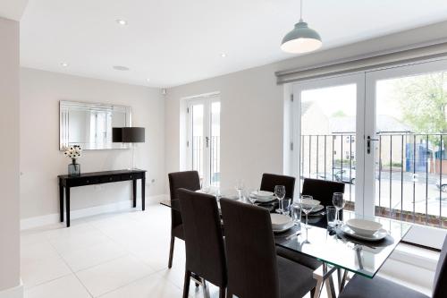 Immaculate Central Windsor Town House with parking, Виндзор (фото 6)