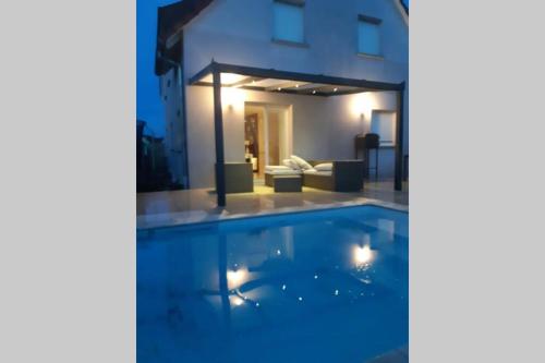 Maison 5p Piscine chauffée à 20min de Strasbourg gîte à louer Kurtzenhouse