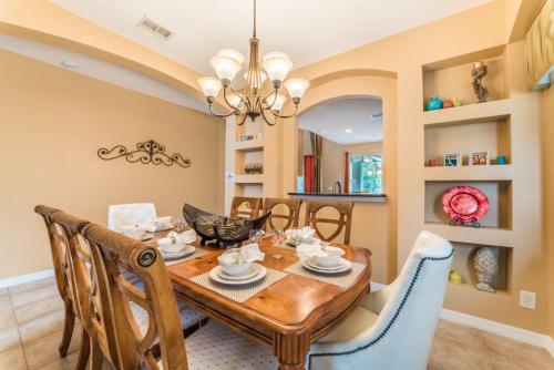 Luxurious 6 Bed 4.5 Bath Pool Home In Emerald Island Resort - image 3