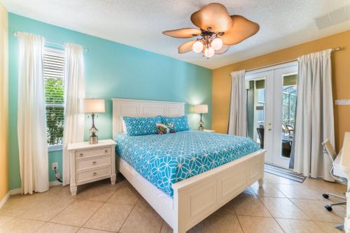 Luxurious 6 Bed 4.5 Bath Pool Home In Emerald Island Resort - image 5