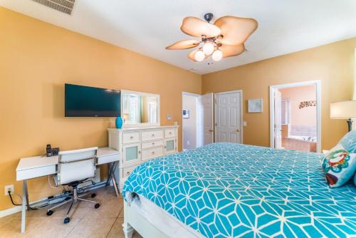 Luxurious 6 Bed 4.5 Bath Pool Home In Emerald Island Resort - image 6