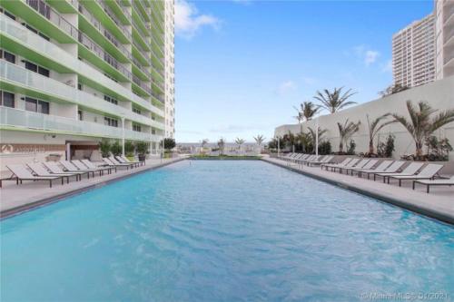 Private Balcony and Luxury Waterfront Condo At Icon-Brickell - Free 5 Stars Pool