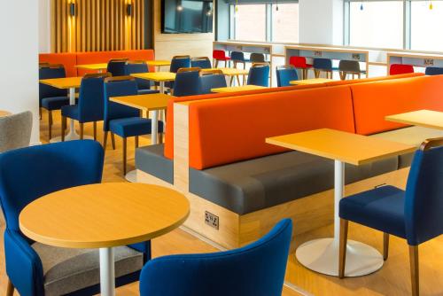 Holiday Inn Express Swindon City Centre an IHG Hotel - image 7