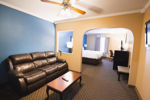 Quality Inn & Suites - image 9