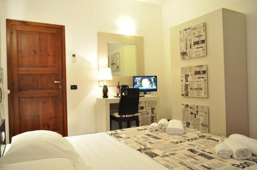 Double Room with Balcony image 10