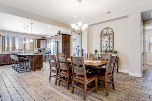 Red Rock Ranch Retreat: Paradise Village #10 - image 5