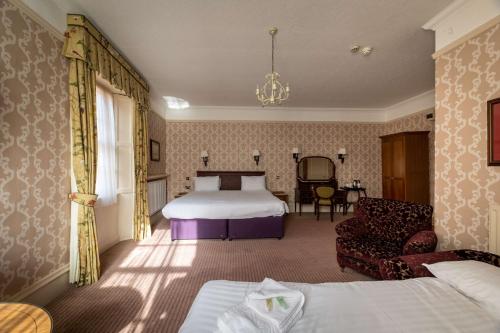 1 double bed, 2 twin beds