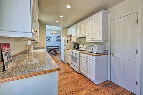 Pet-Friendly Cabin with Rustic-Chic Interior! - image 6