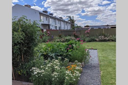 Cute cottage walking distance to CBD