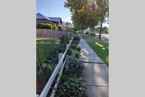 Cute cottage walking distance to CBD