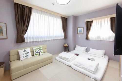 1 sofa bed, 2 futon beds