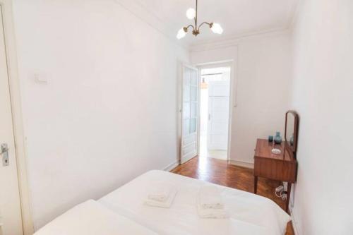 Vintage Lisbon Flat - image 5