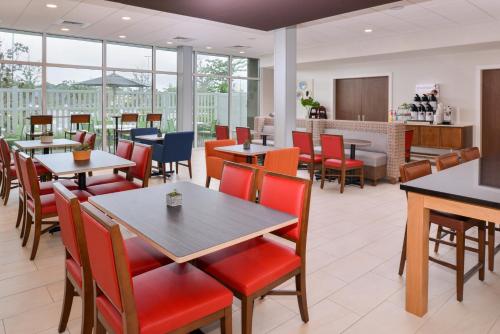 Holiday Inn Express & Suites St. Petersburg - Seminole Area By IHG - 레스토랑