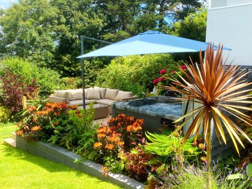 The Town House - Luxury Holiday Home with Hot Tub - image 3