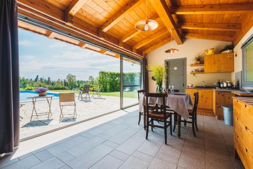Iekārtas, Il casotto nelle Langhe in Farigliano