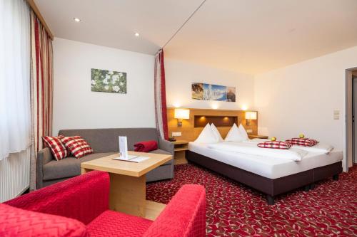 1 queen bed, 1 sofa bed