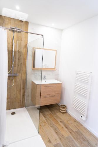 Bathroom, Spacieux appartement avec parking prive a Saumur in Rue de Rouen