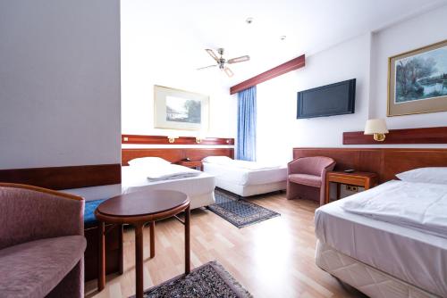 3 twin beds