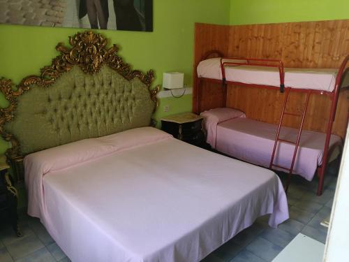 1 queen bed, 1 bunk bed