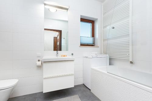 Apartamenty Bliska Praga by Renters - image 9