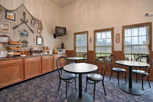 Super 8 by Wyndham Pella - image 17